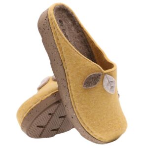 Wygodne i bezpieczne: jakie buty po domu wybrać dla dwulatka?