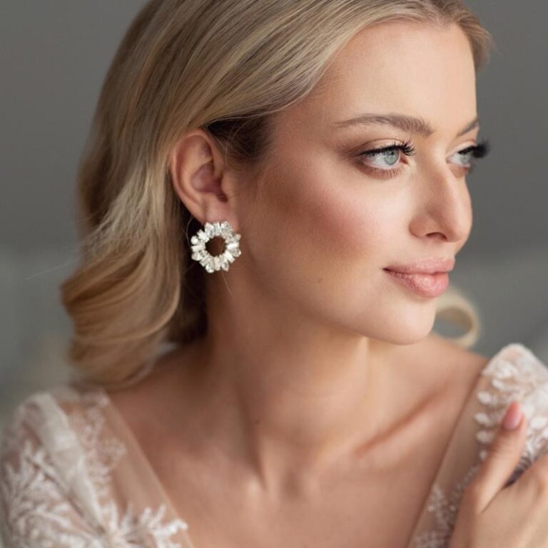 Idealne kolczyki do koronkowej sukni ślubnej – jak wybrać te najpiękniejsze?