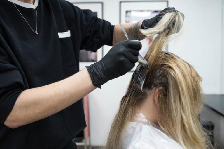 Jak skutecznie farbować ciemne odrosty na blond w domowych warunkach?