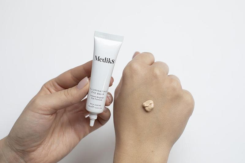 Skuteczne sposoby na cienie pod oczami – jakie kosmetyki wybrać?