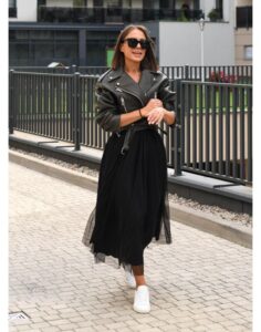 Stylowe połączenie: jaką bluzkę założyć do tiulowej spódnicy?