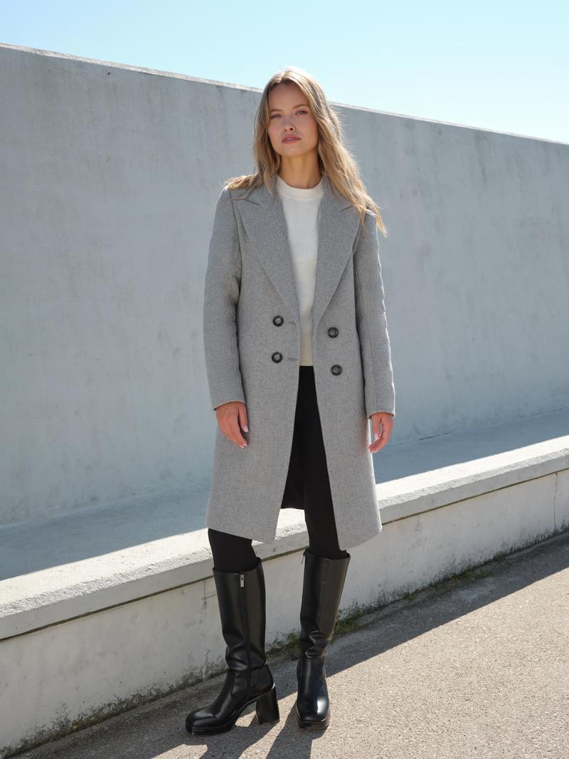 Buty do szarego płaszcza damskiego