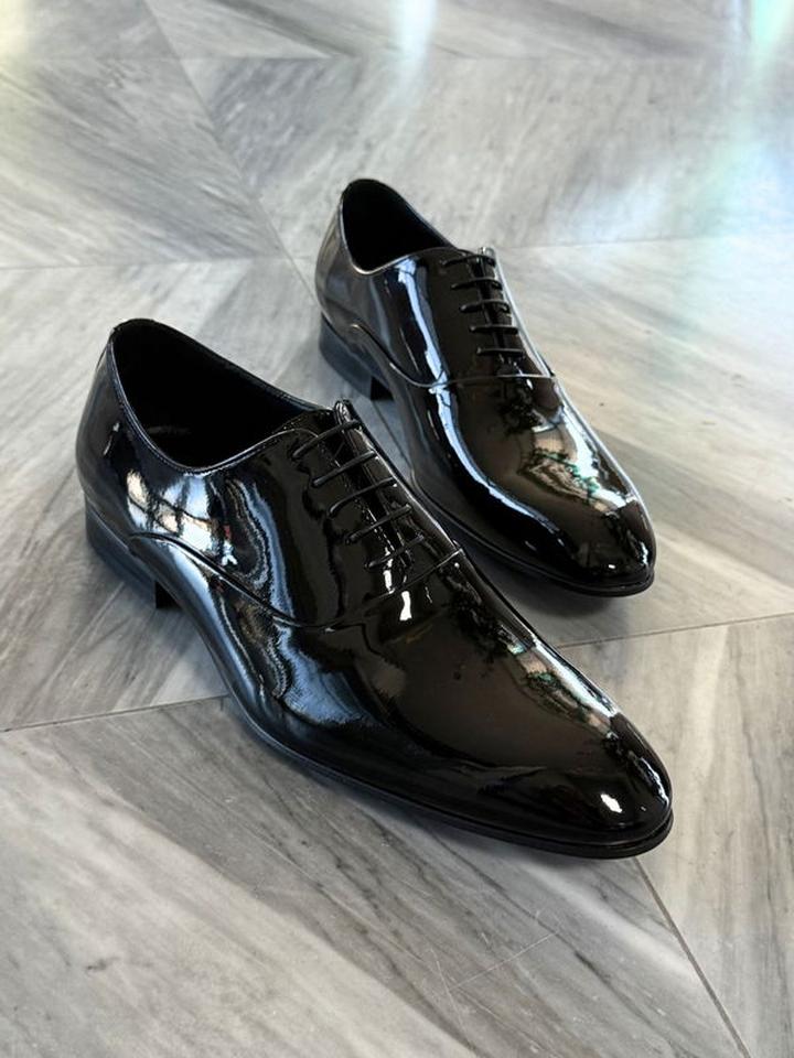 Jak dobrać buty do stroju chłopca