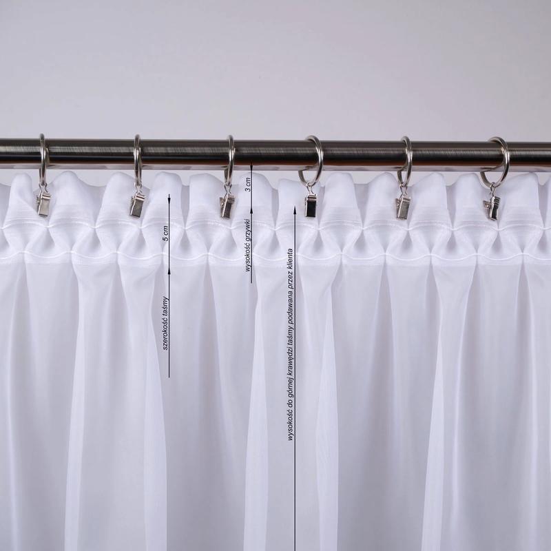 Kolor i wzór firanek w salonie