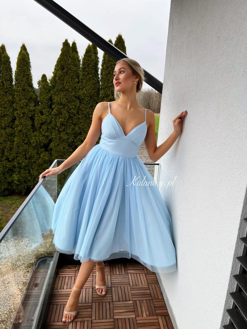 Idealne połączenia: jaki kolor butów pasuje do błękitnej sukienki?