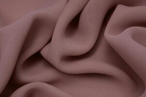 Jak dobrać idealne buty do sukienki w brudnym różu?