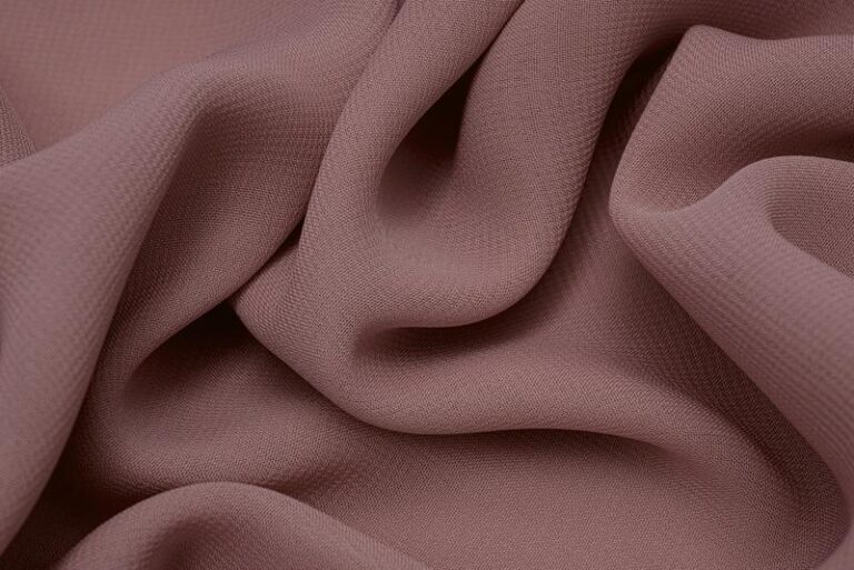 Jak dobrać idealne buty do sukienki w brudnym różu?