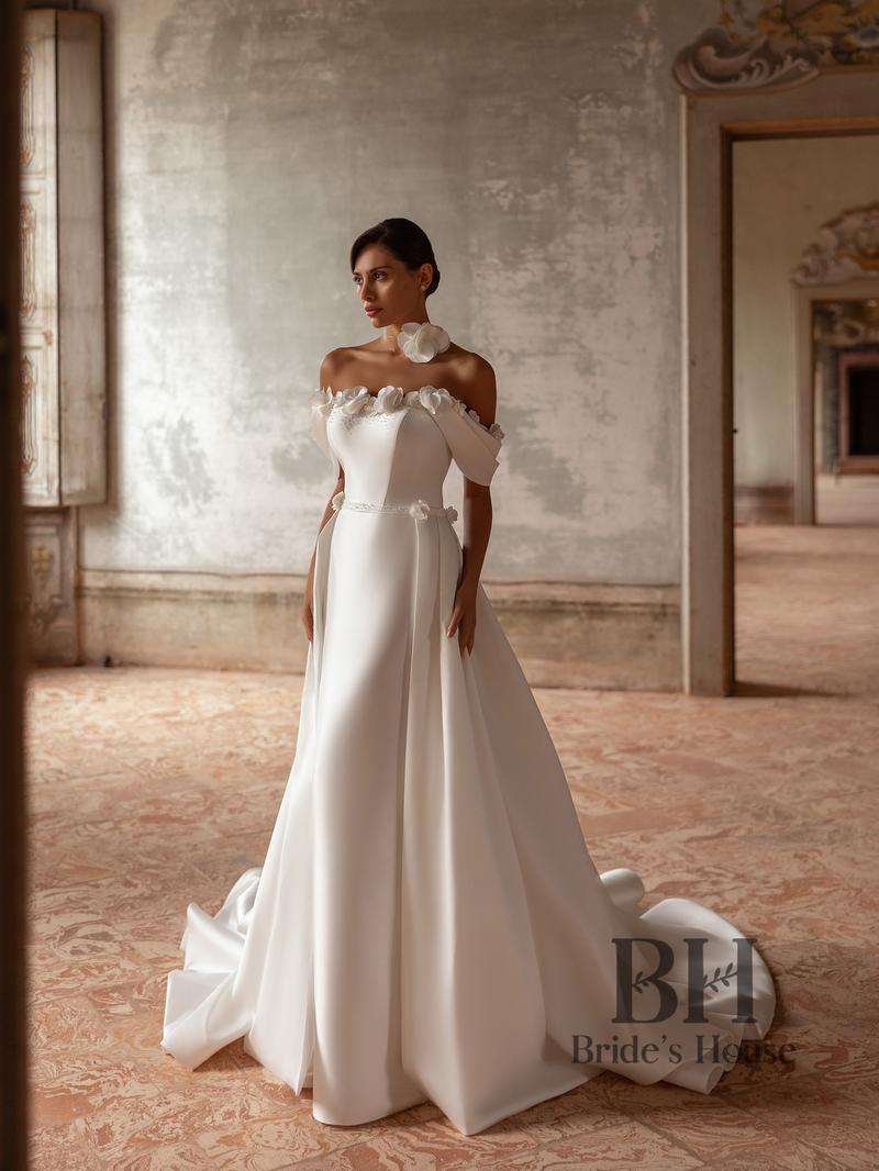 Jak efektownie podpiąć suknię z trenem? Praktyczne porady dla przyszłych panien młodych