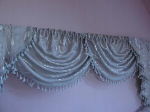 Odkryj, jak uszyć lambrekin woda w prostych krokach