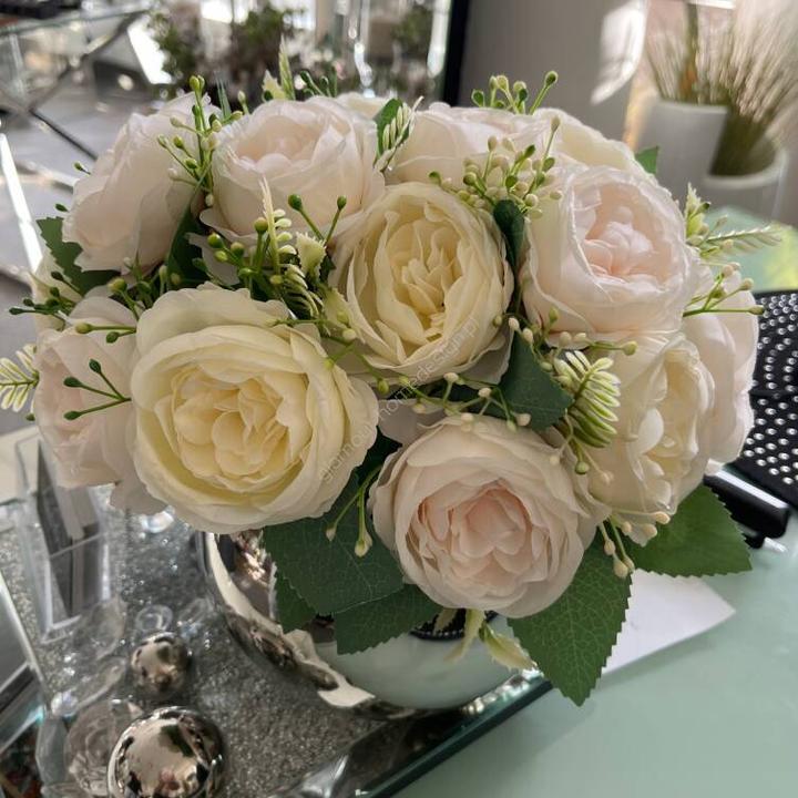 Kompozycje kwiatowe do sukni ecru