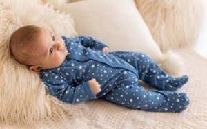 Jakie ubrania na 8 miesięcy? Przewodnik po idealnych rozmiarach dla malucha