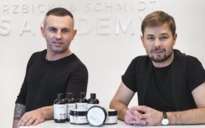 Odkryj sekret idealnej fryzury z lakierem do włosów Wierzbicki i Schmidt