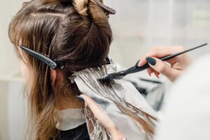 Sekrety udanego farbowania włosów w domowych warunkach: jak dobrze samemu farbować włosy?