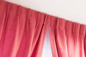 Uszyj zasłony jak profesjonalista – krok po kroku do perfekcyjnego wykończenia