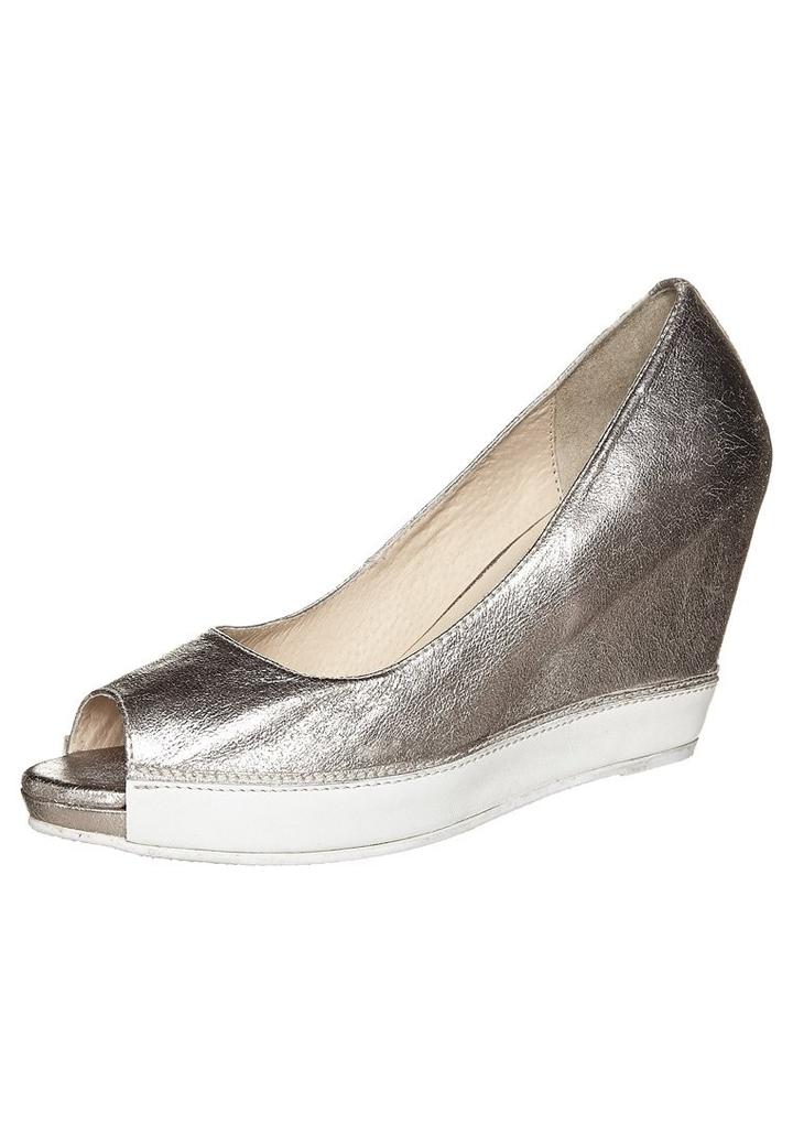Modne buty na wiosnę 2013