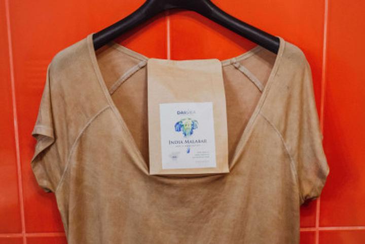 Jak skutecznie farbować materiał na czarno w domowych warunkach?